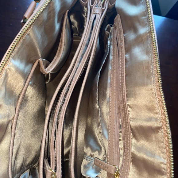 Joy & Iman Tan Pebble Purse - Picture 8 of 9